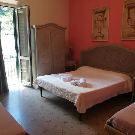 A Due Passi Dal Mare Bed and Breakfast *